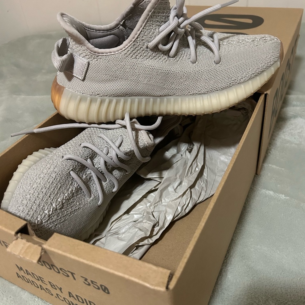 Adidas Yeezy Boost 350 V2 in sesame